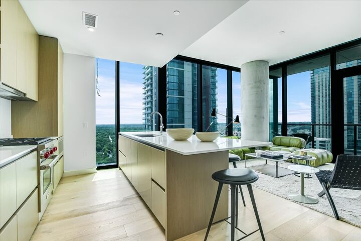 Property Photo: 610 Davis Street 1902 TX 78701