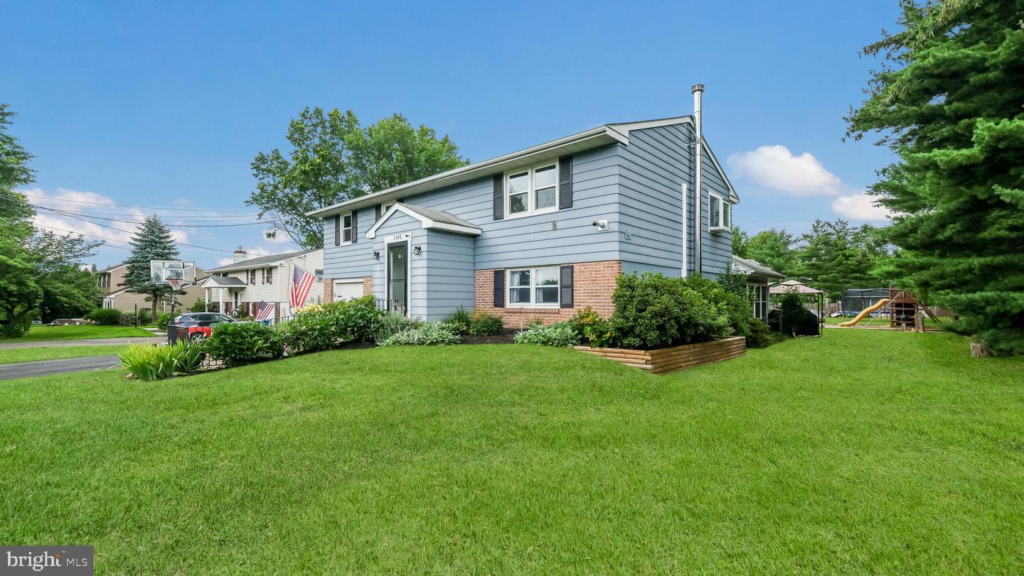 Property Photo: 1345 Meadow Lane PA 18944