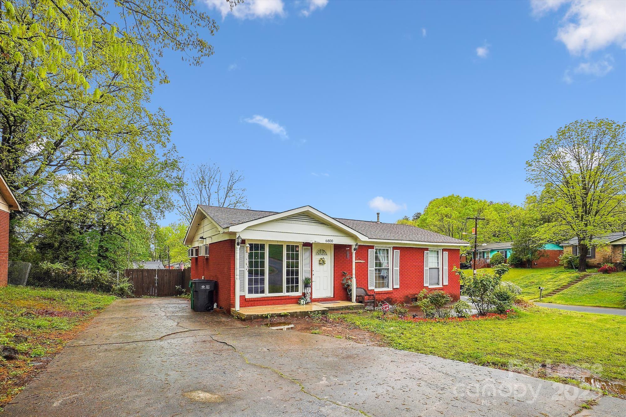 Property Photo: 6800 Deanwood Place NC 28217