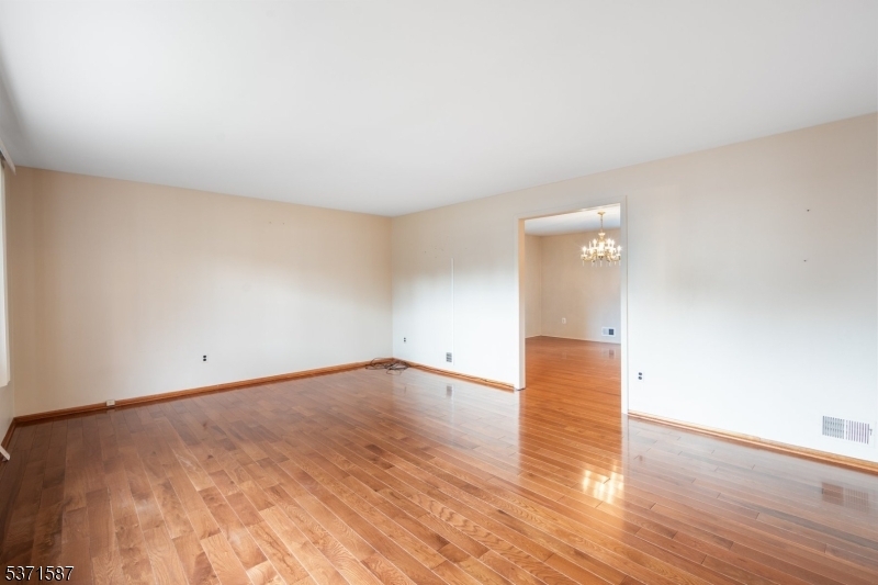 Property Photo:  14 Windsor Pl  NJ 07016 