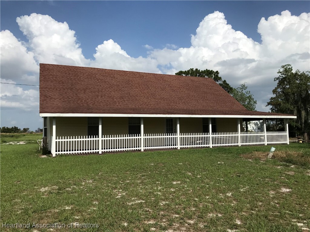 Property Photo: 200 Park Land Drive FL 33852