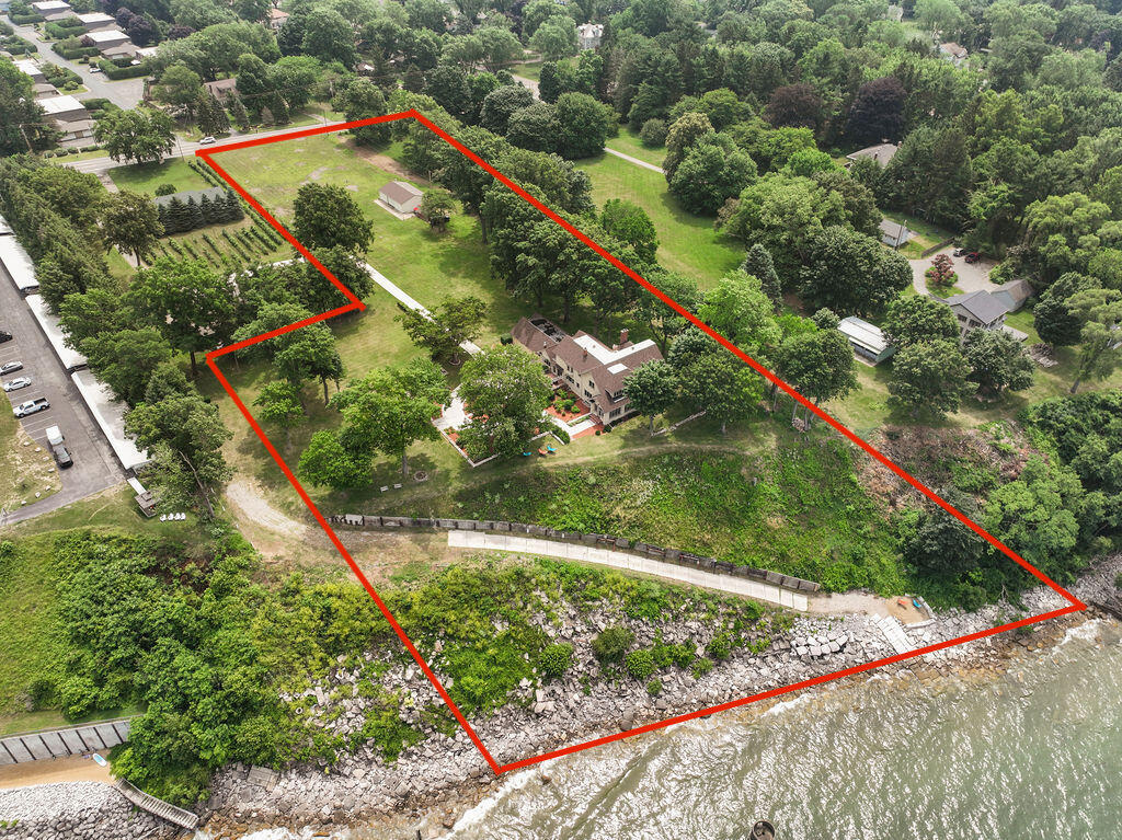 Property Photo: 3706 Lakeshore Dr Drive MI 49085