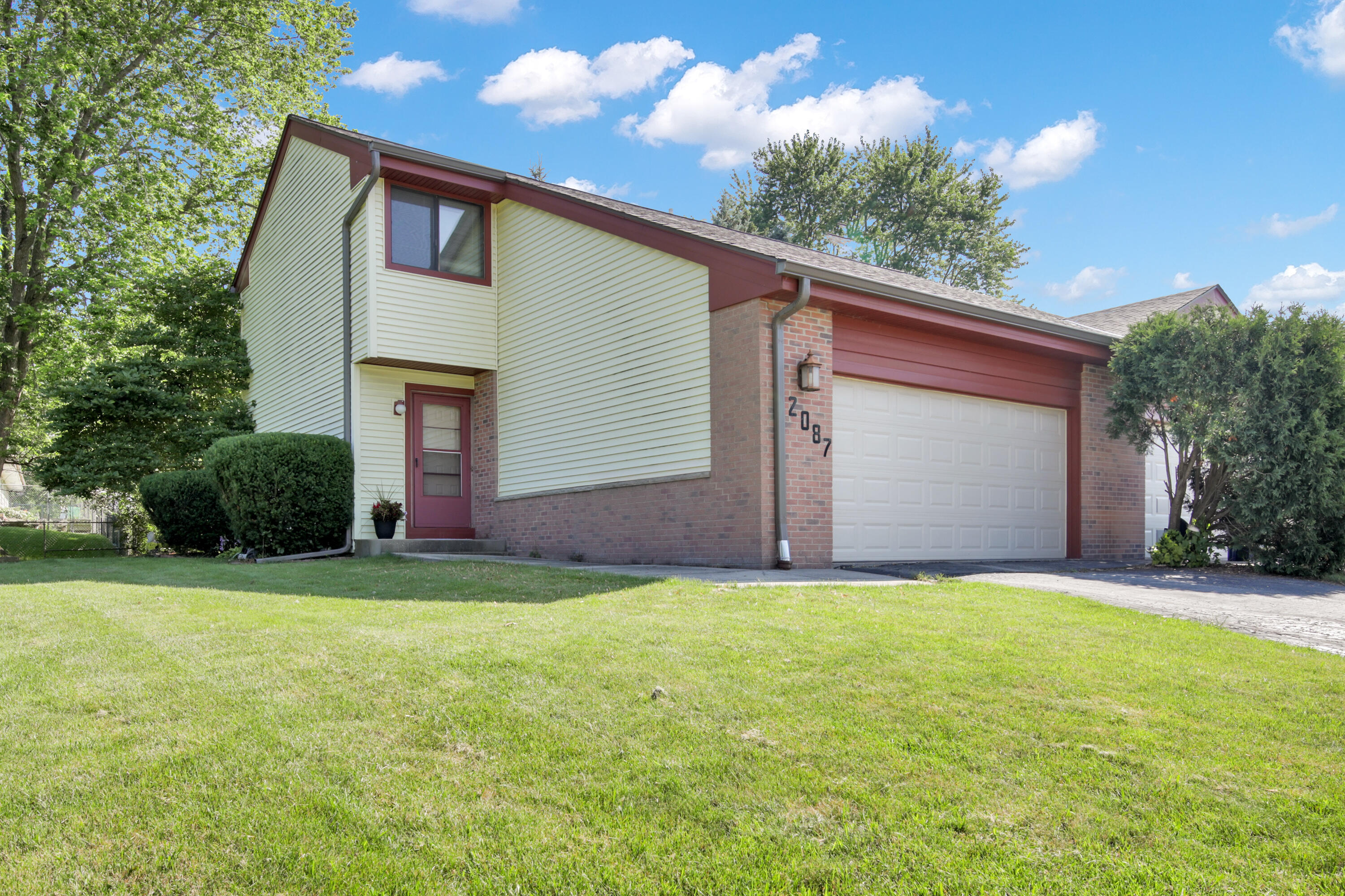 Property Photo: 2087 E Pendragon Ct WI 53154