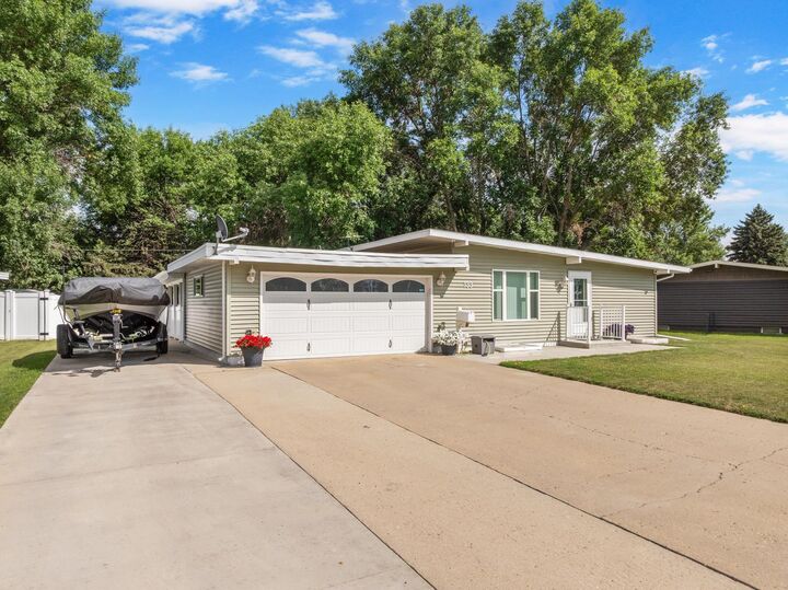 Property Photo: 133 28th St SW ND 58701