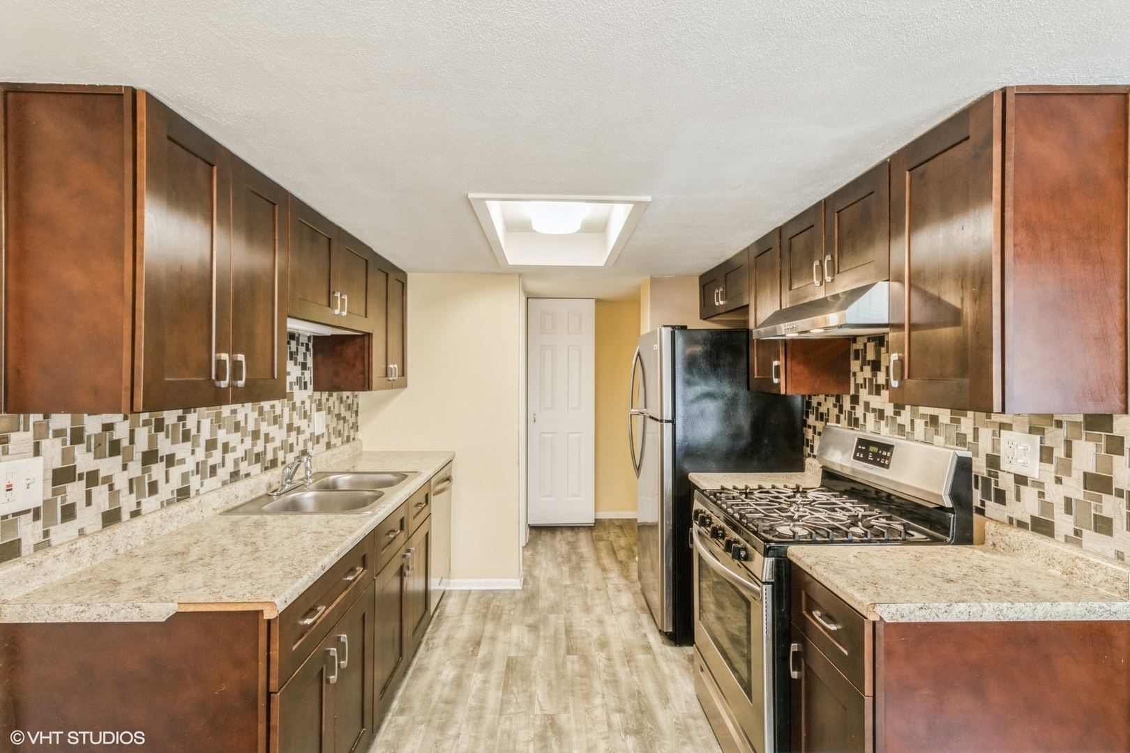 Property Photo: 1423 Sacramento Drive 1423 IL 60133