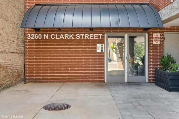 Property Photo:  3260 N Clark Street 202  IL 60657 