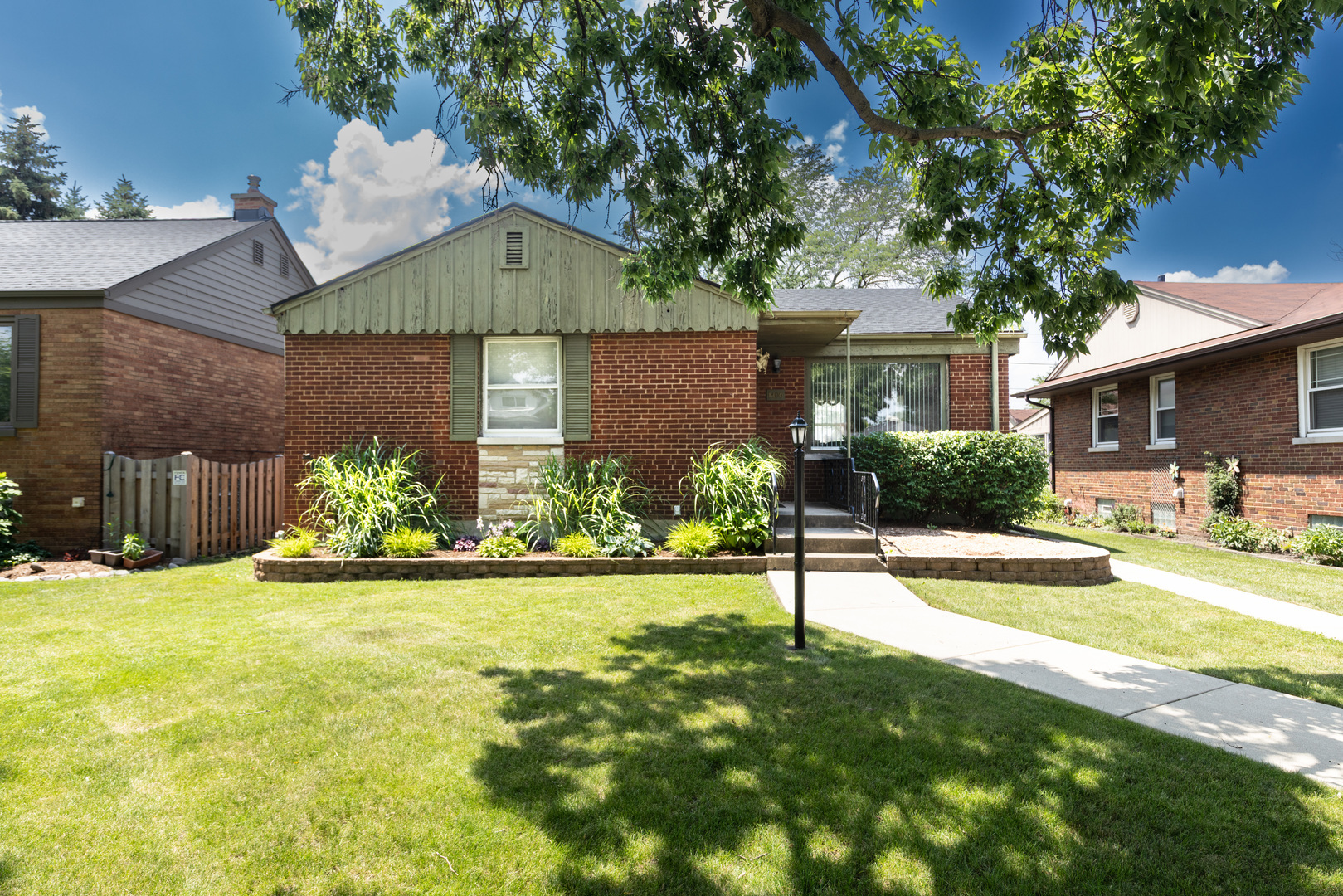 Property Photo: 1406 Portsmouth Avenue IL 60154