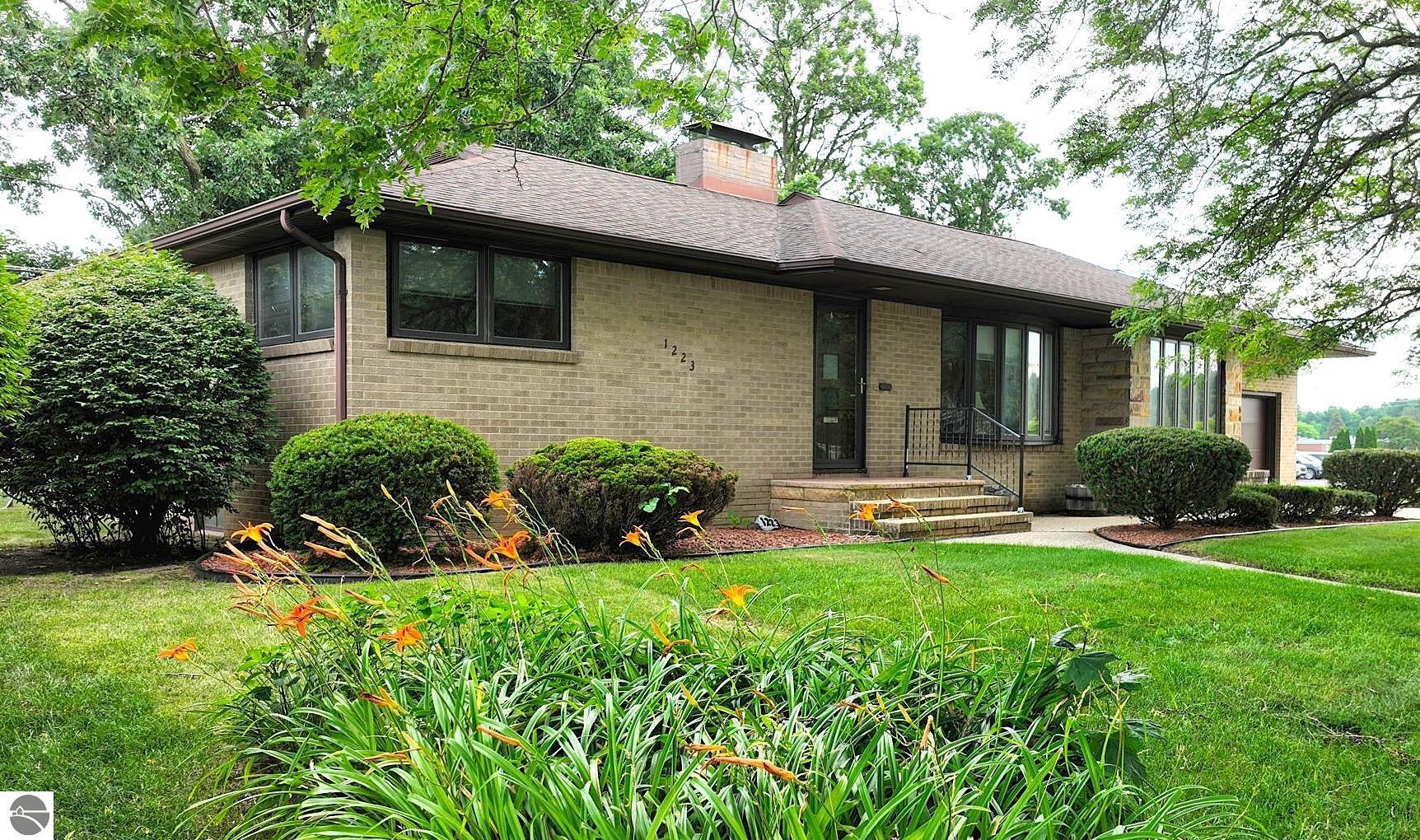 Property Photo:  1223 North Drive  MI 48858 