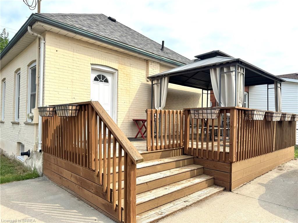 Property Photo:  34 Brunswick Street  ON N3T 1G1 