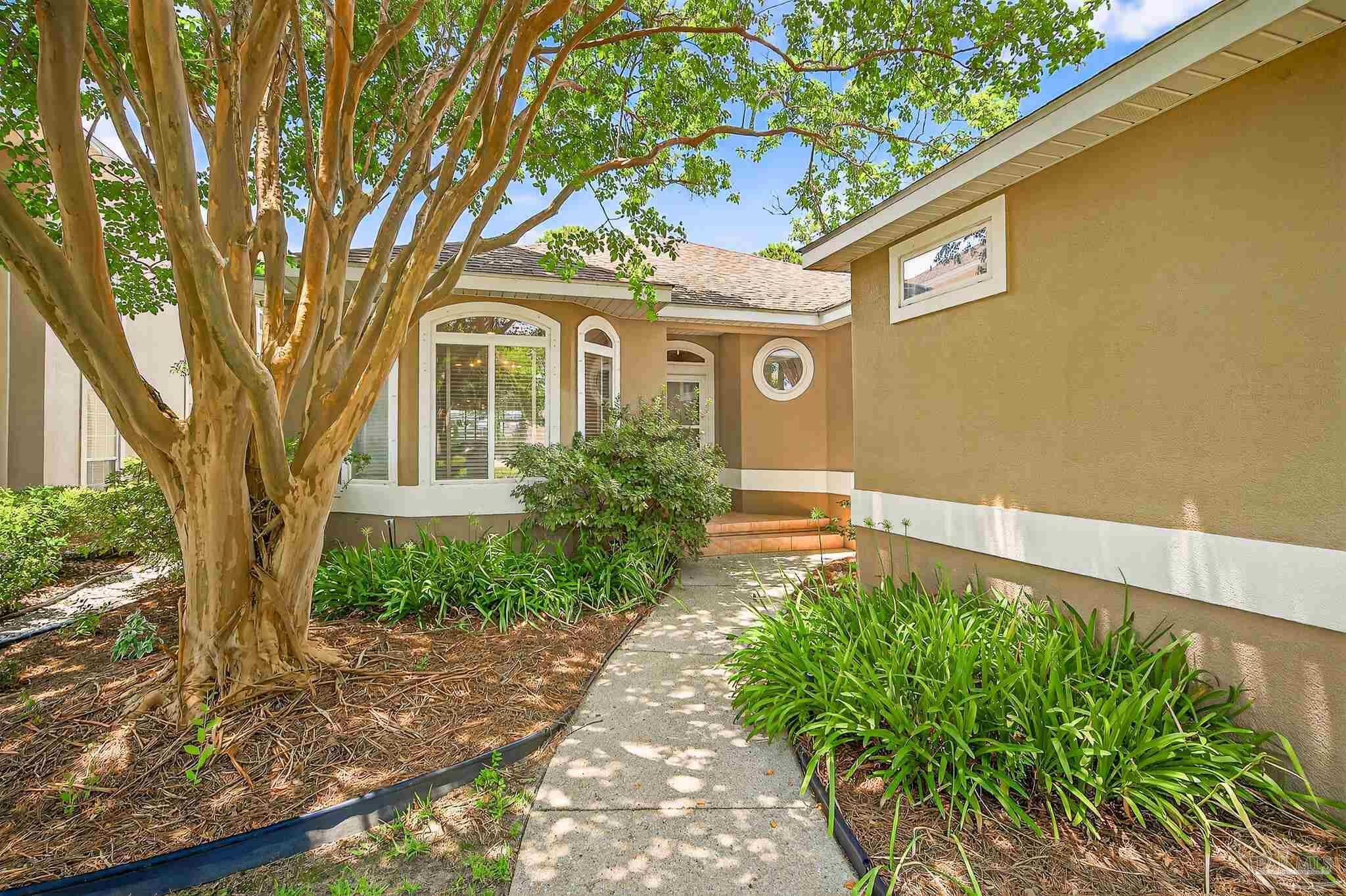 Property Photo: 1133 Willowood Cir FL 32563