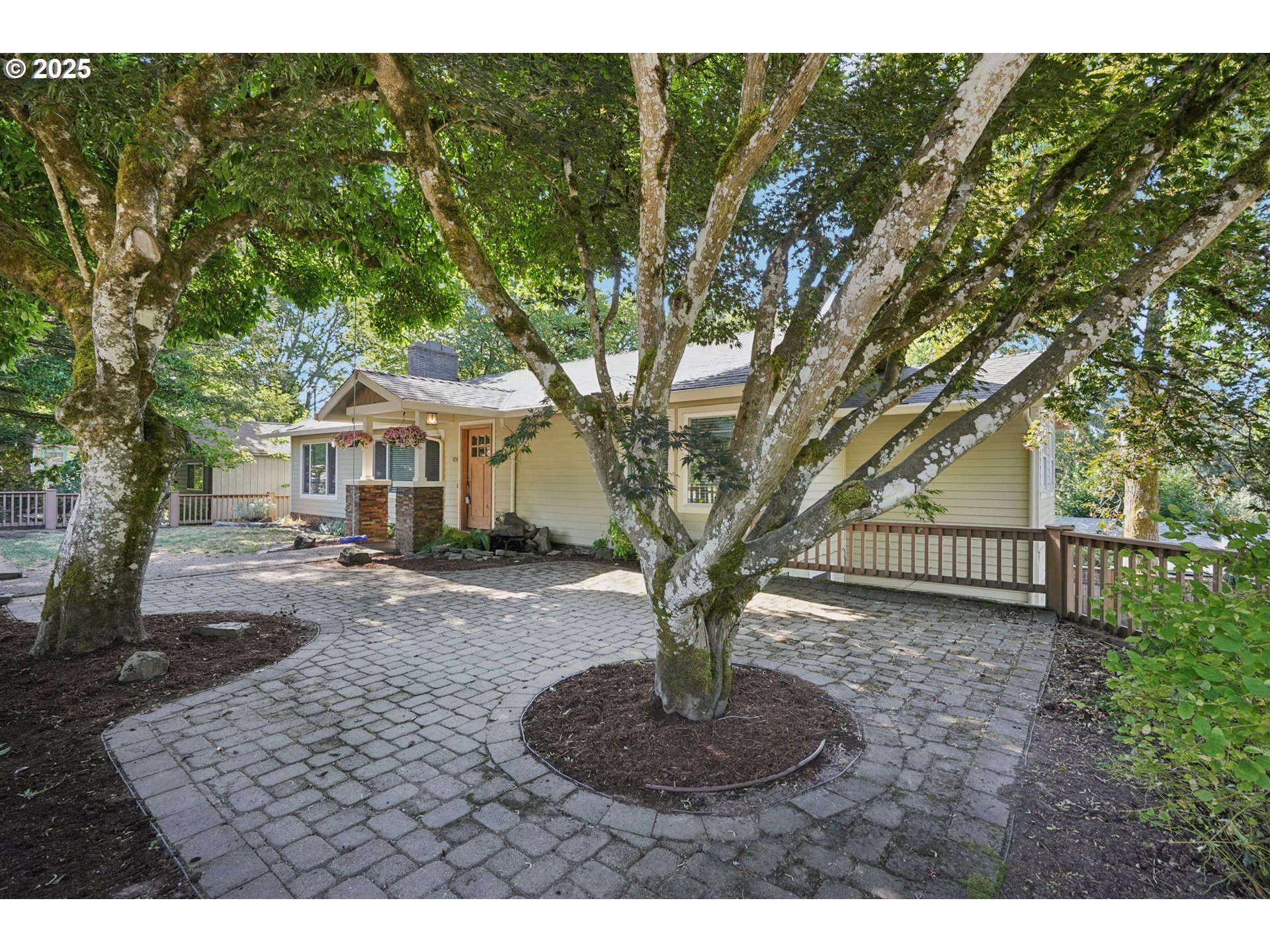 Property Photo:  4754 SW Admiral St  OR 97221 