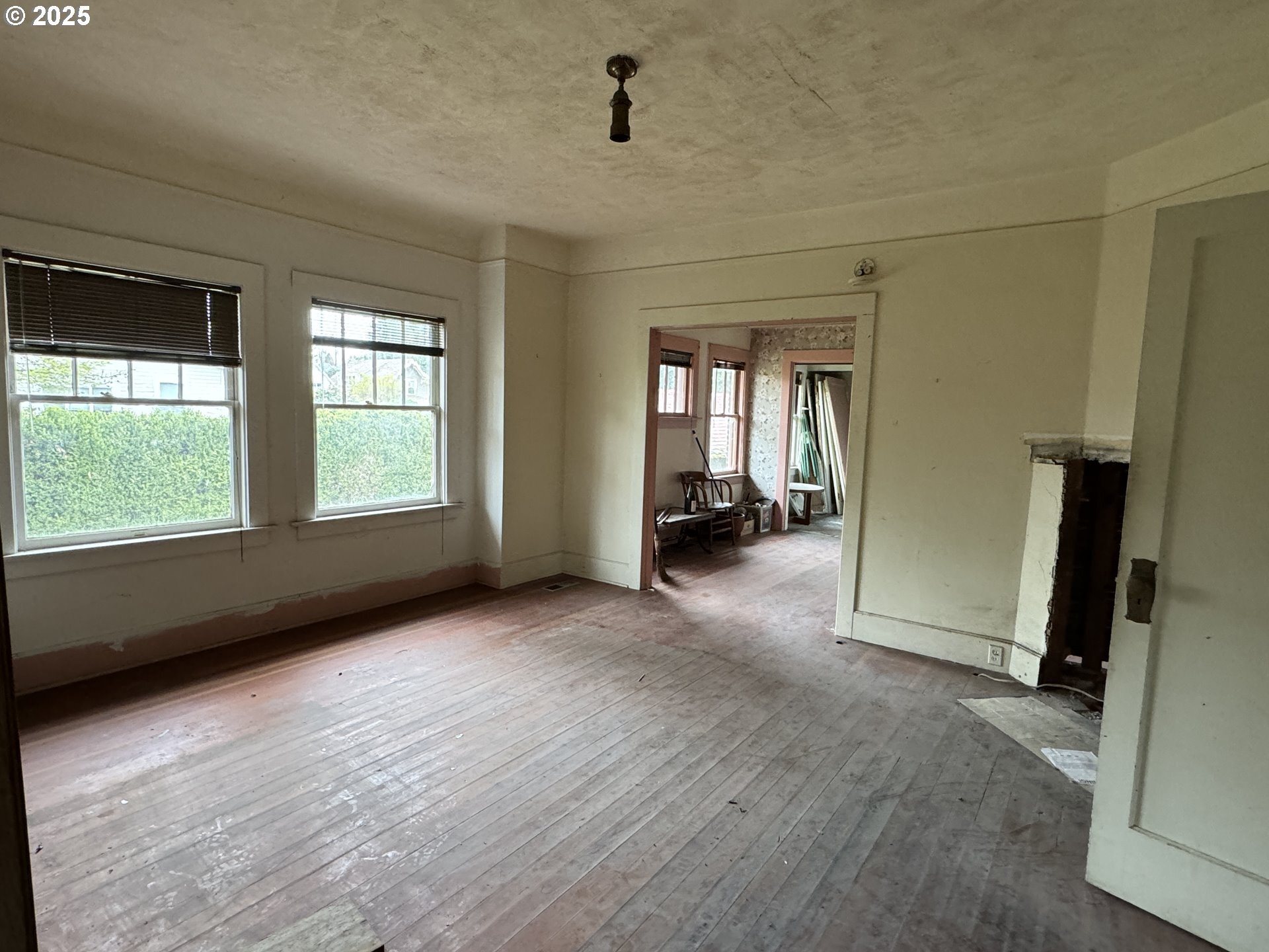 Property Photo: 240 SE Davis St OR 97128