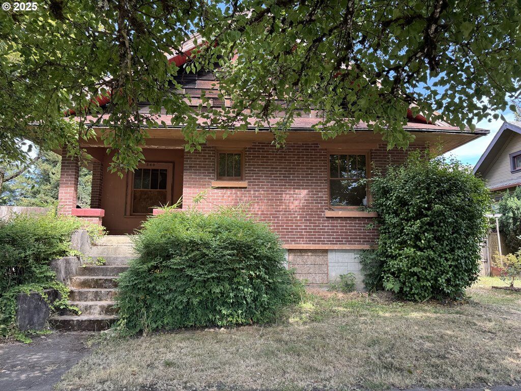 Property Photo: 240 SE Davis St OR 97128