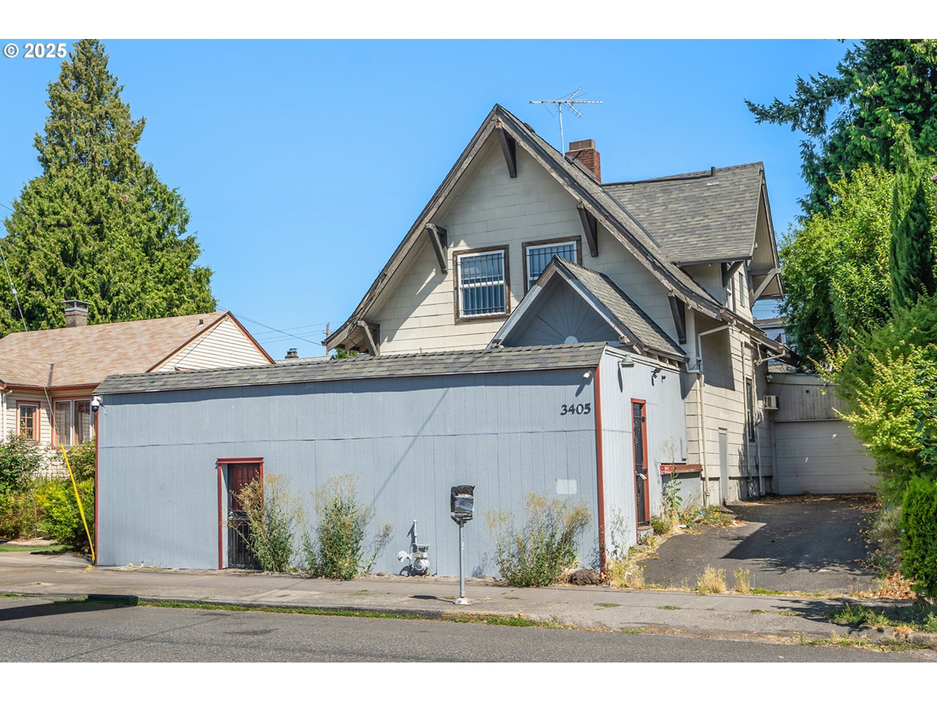 Property Photo: 3403 NE Broadway St OR 97232