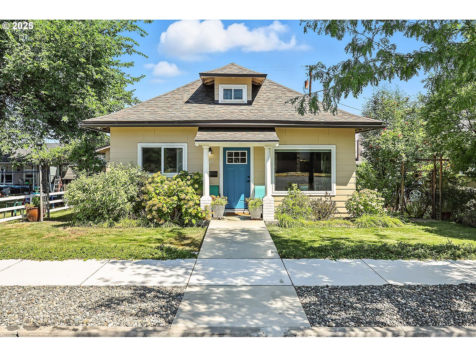 Property Photo:  1005 E 11th St  OR 97058 