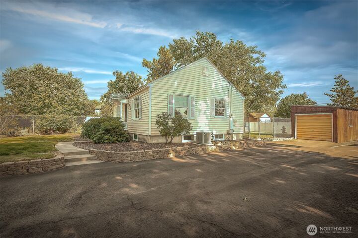 Property Photo:  923  Carrie Avenue  WA 99362 