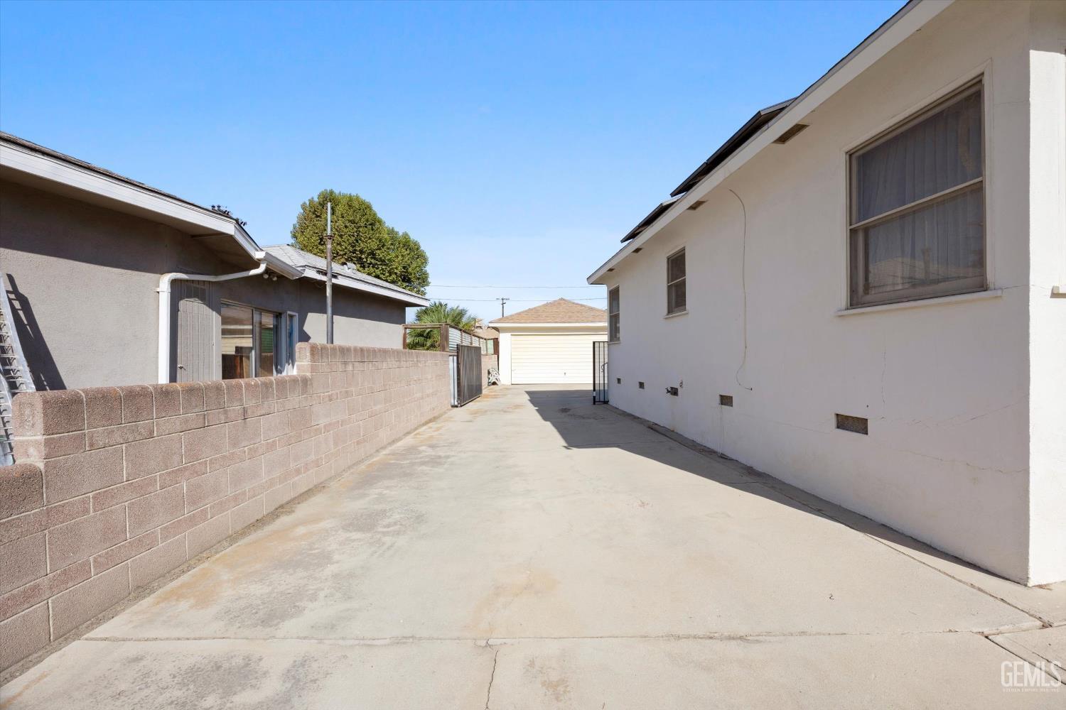 Property Photo: 2907 Morse Court CA 93308