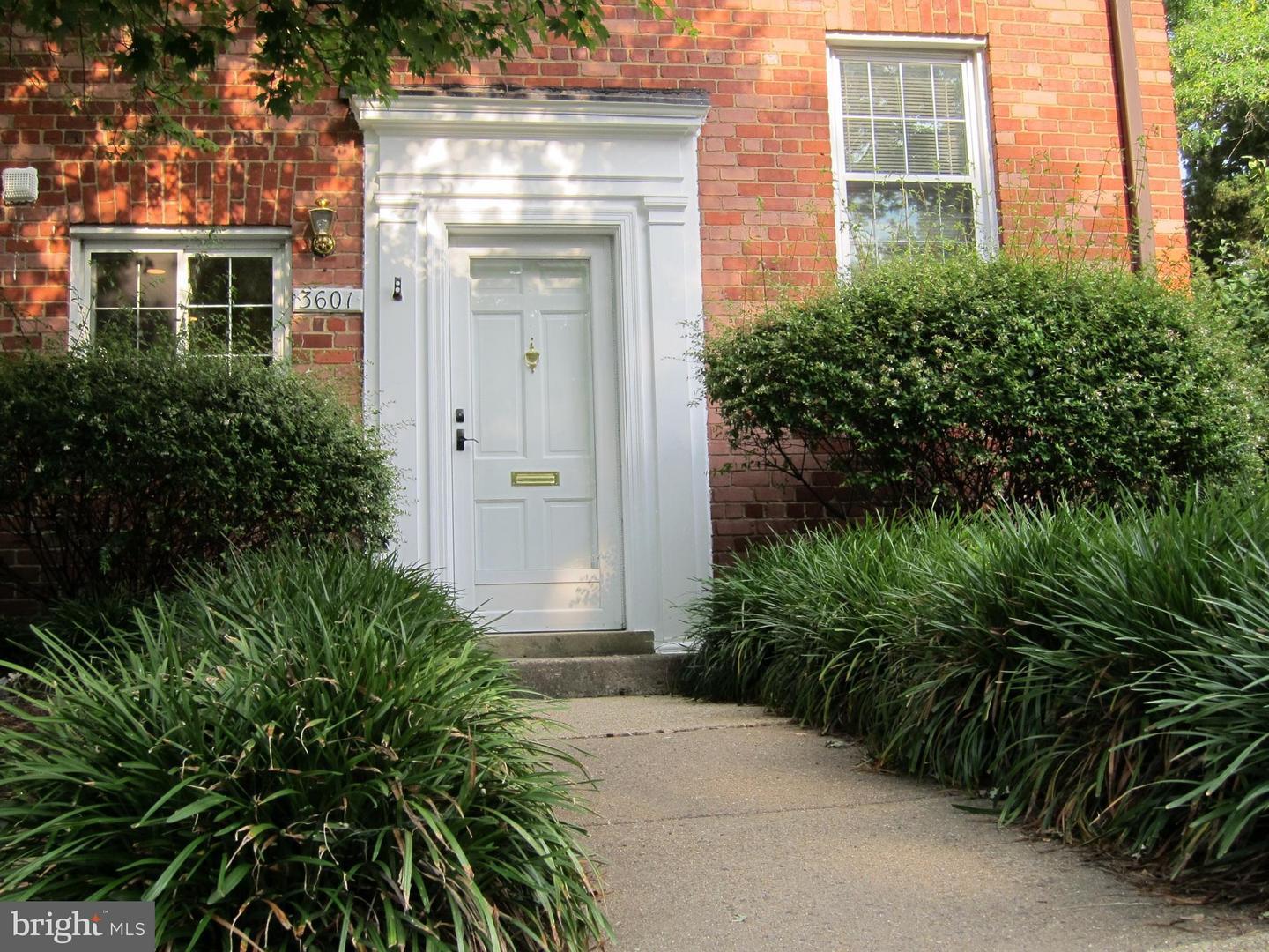 Property Photo: 3601 Greenway Place 530-36 VA 22302