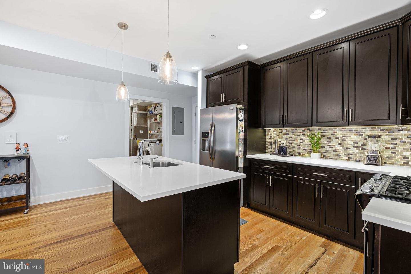 Property Photo:  233 Poplar Street 5  PA 19123 