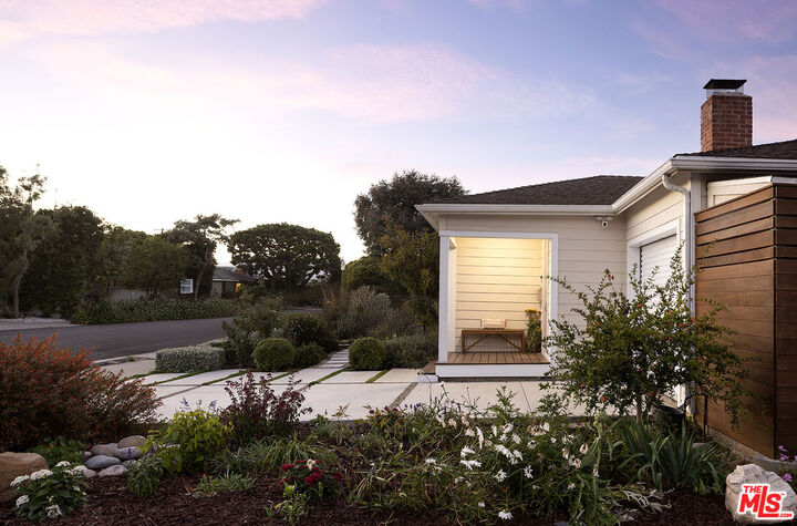 Property Photo:  2432 Cloy Ave  CA 90291 
