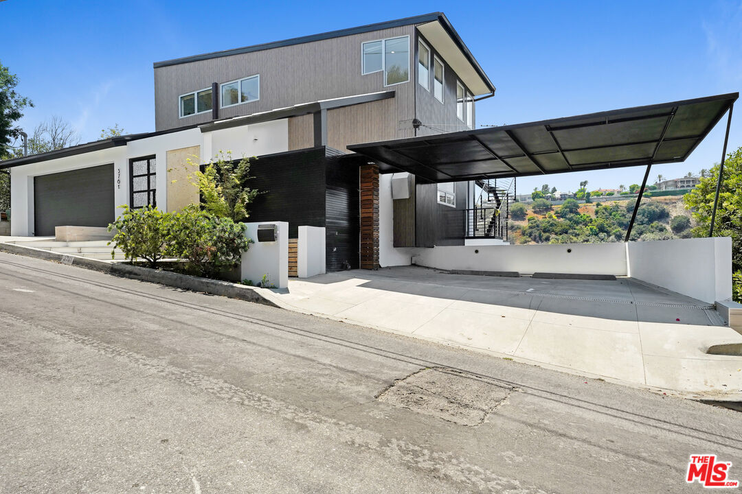 Property Photo: 3761 Glenridge Dr CA 91423