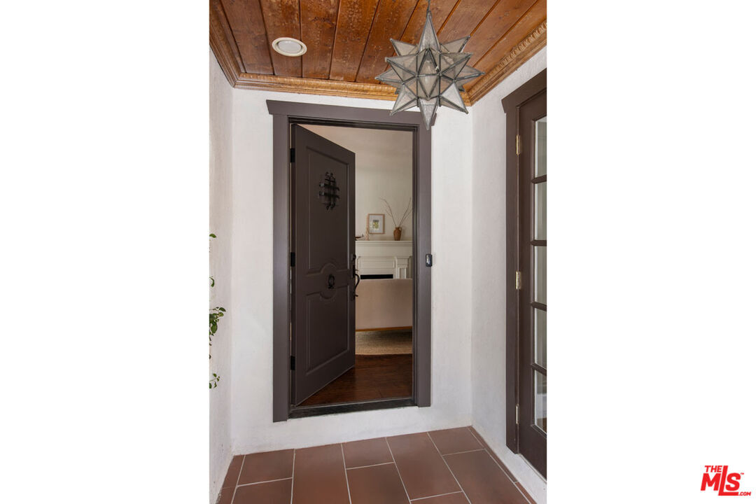 Property Photo: 2919 Gleneden St CA 90039