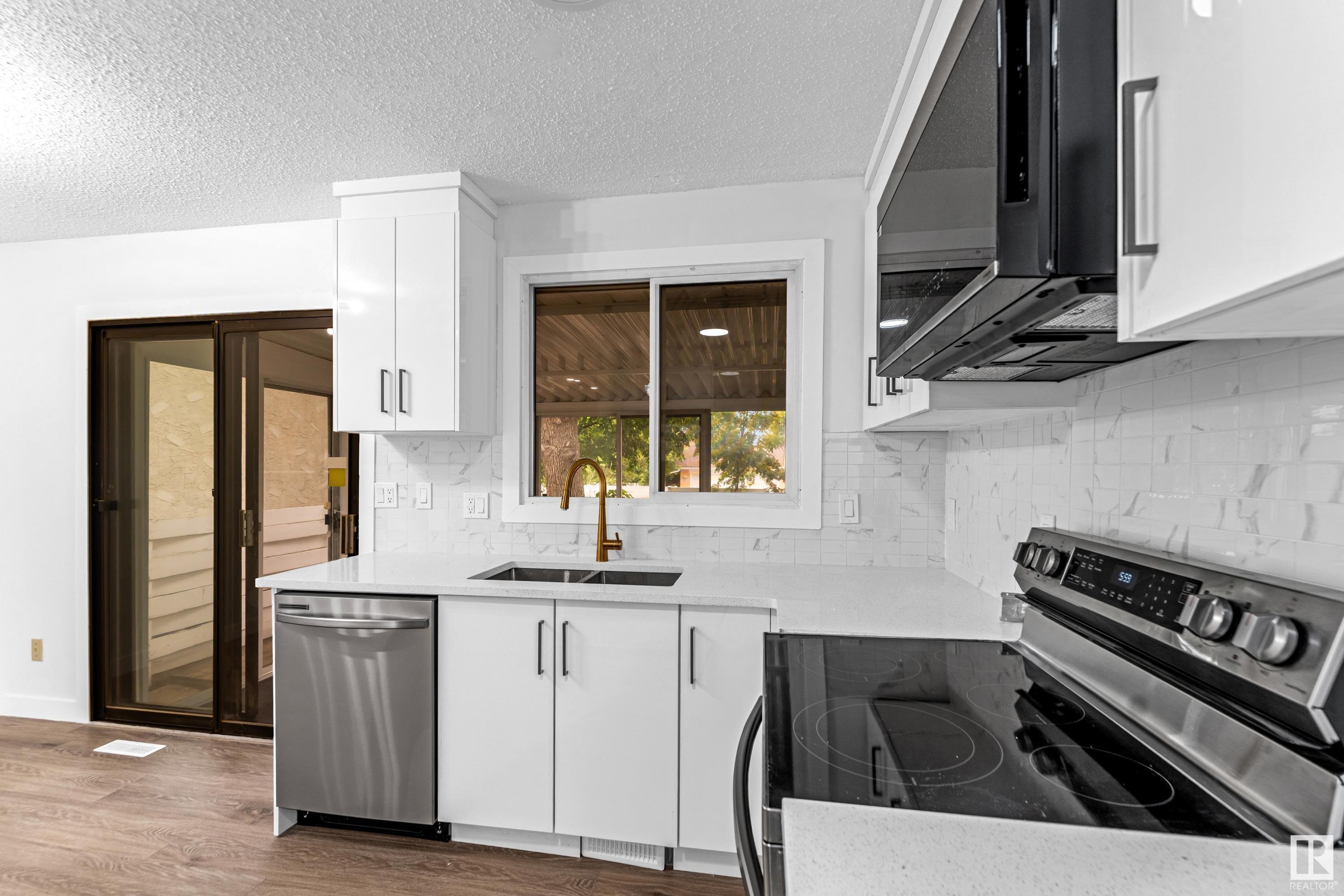 Property Photo:  2012 52 Street NW  AB T6L 1J4 