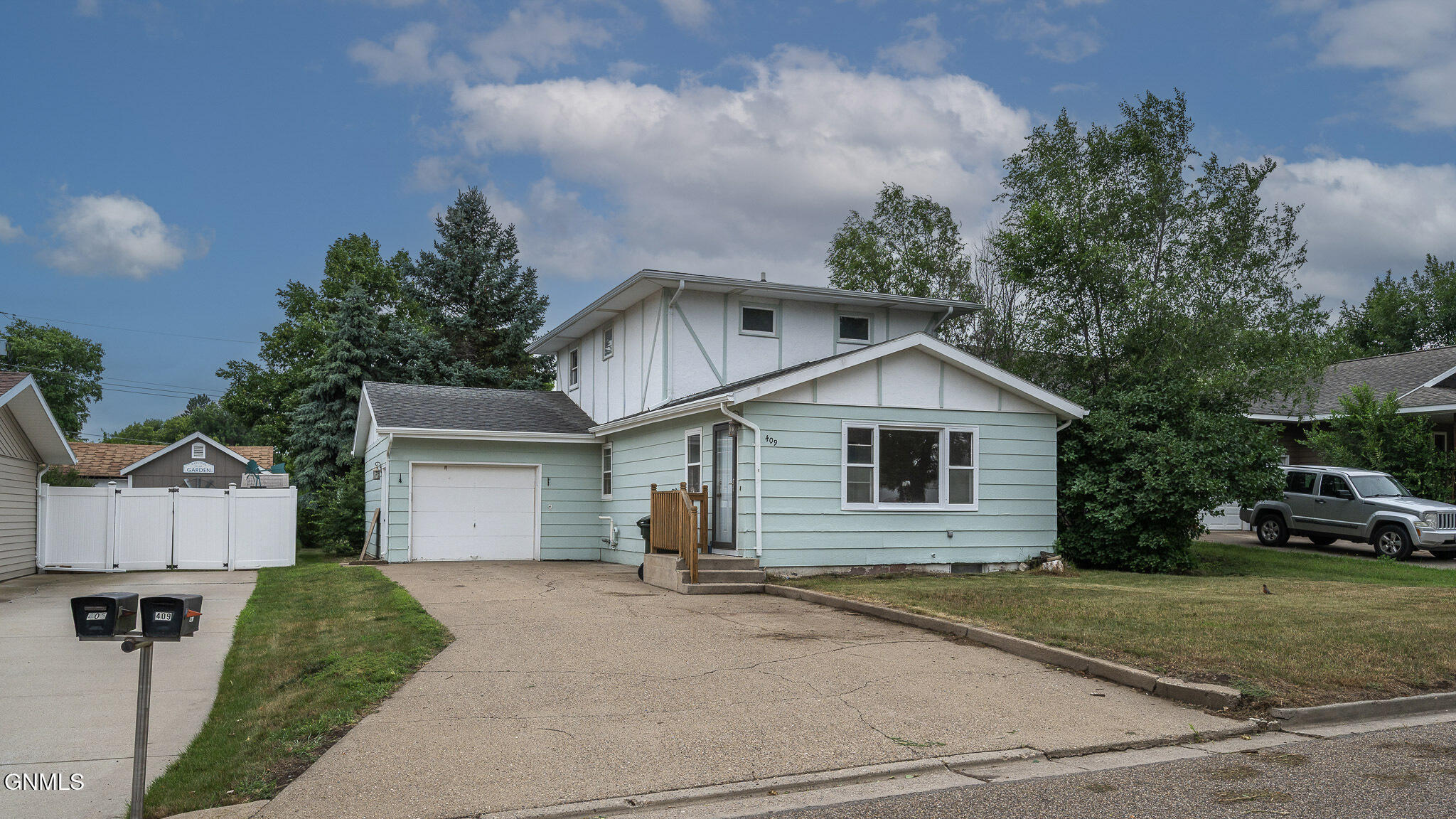 Property Photo: 409 6th Avenue NE ND 58545