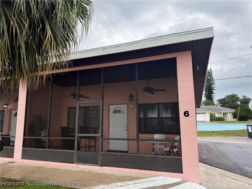 Property Photo:  735 S Lakeview Road 6  FL 33852 