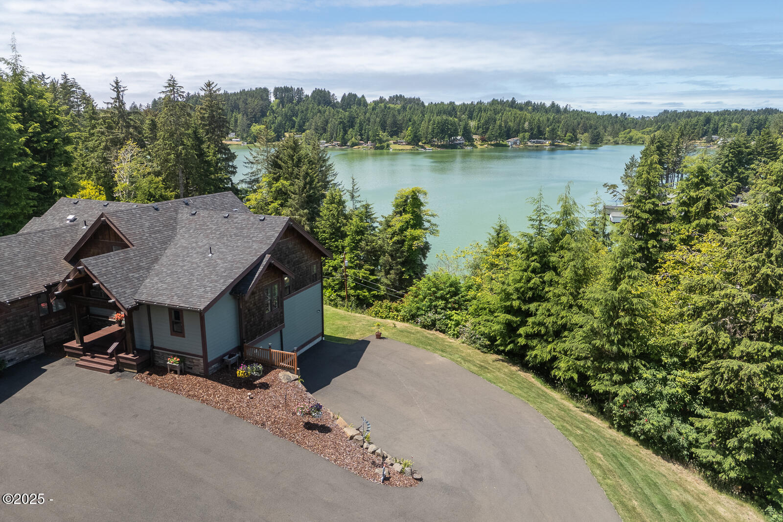 Property Photo: 1890 NE East Devils Lake Road OR 97368