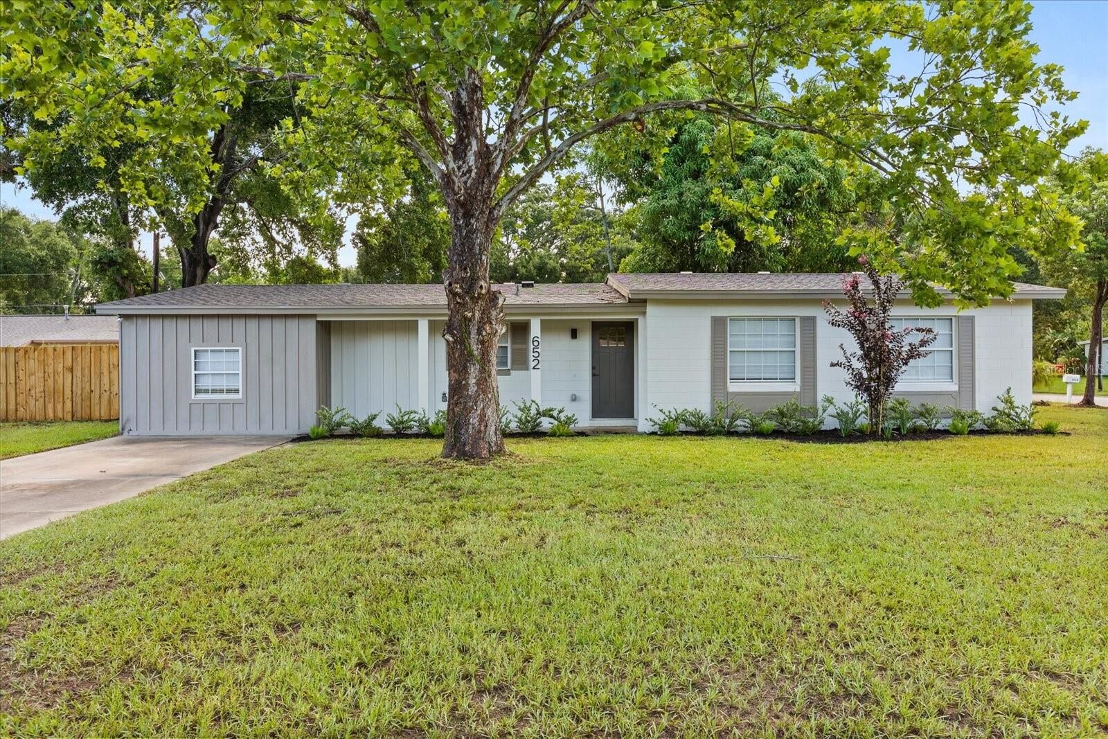 Property Photo: 652 Sherwood Court FL 32701