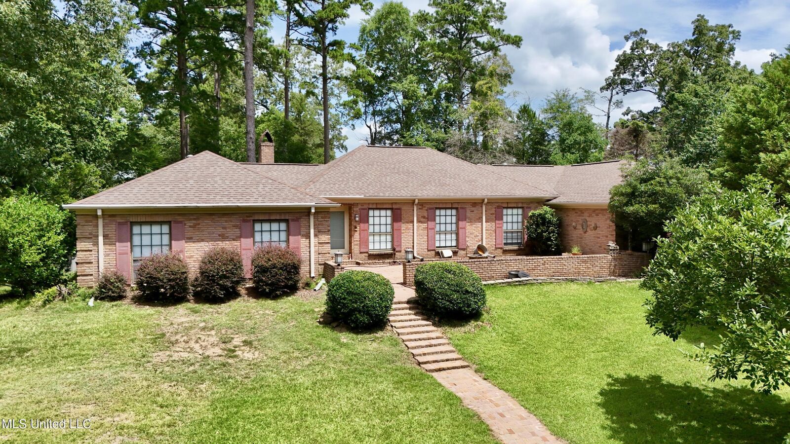 Property Photo:  307 Longwood Drive  MS 39056 