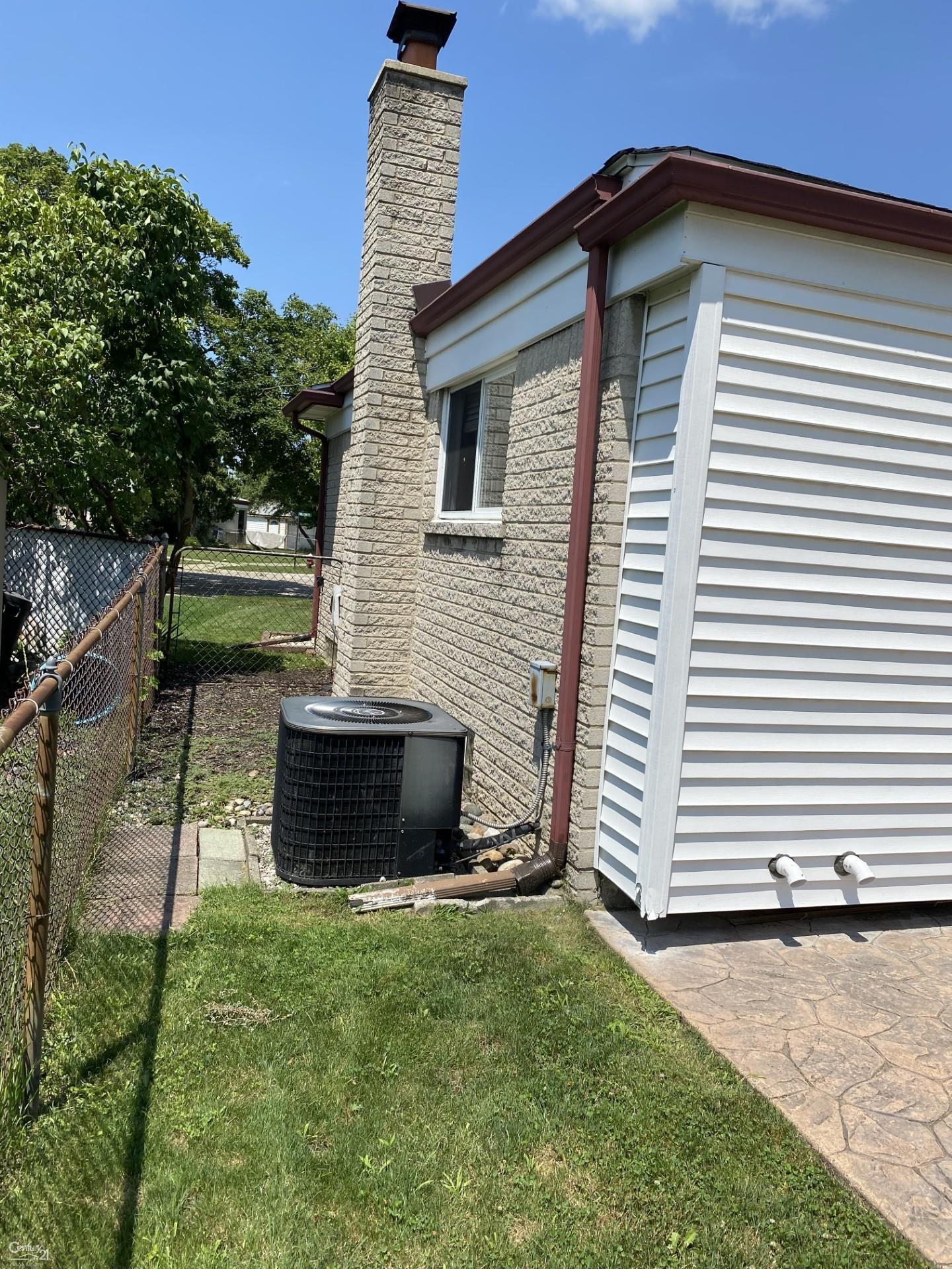 Property Photo: 3560 Hillcrest Common MI 48092-3273