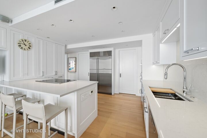 Property Photo:  180 E Pearson Street 5201  IL 60611