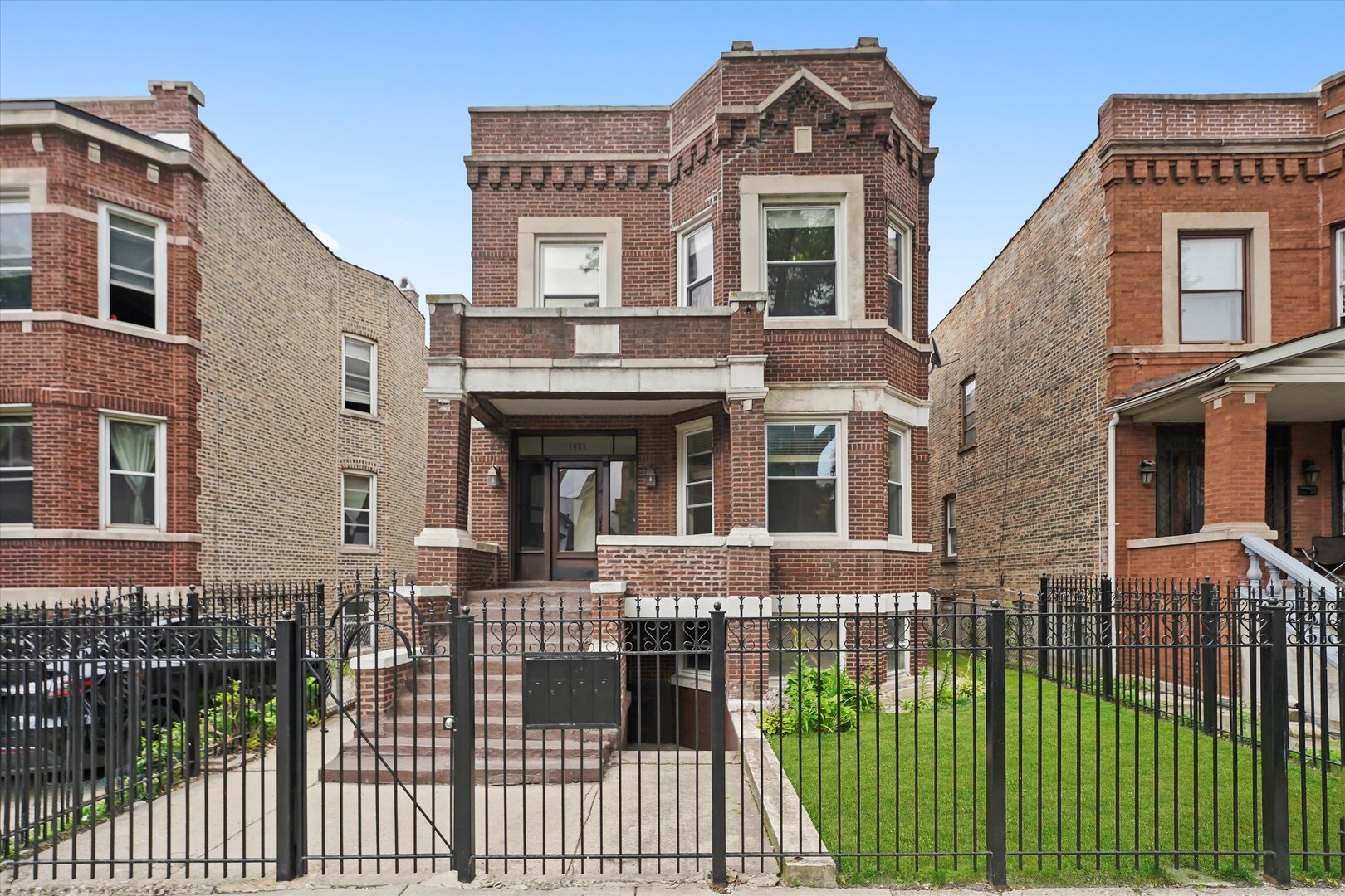 Property Photo: 1621 N Tripp Avenue IL 60639