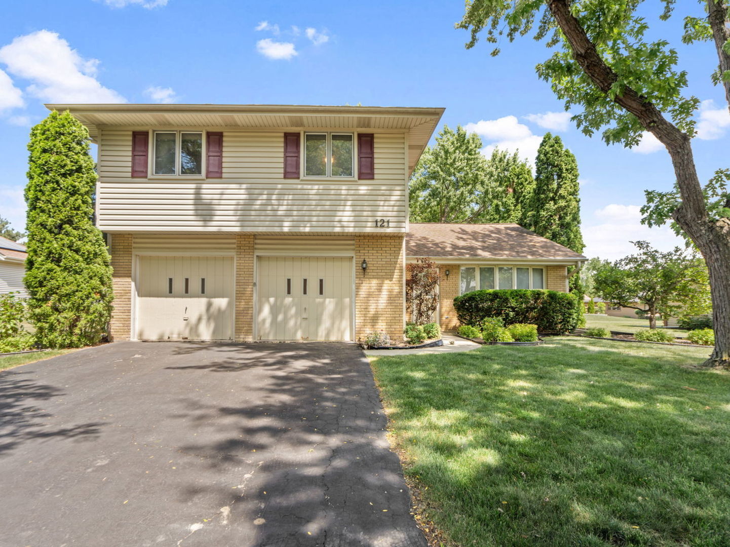 Property Photo: 121 S Staffire Drive IL 60193