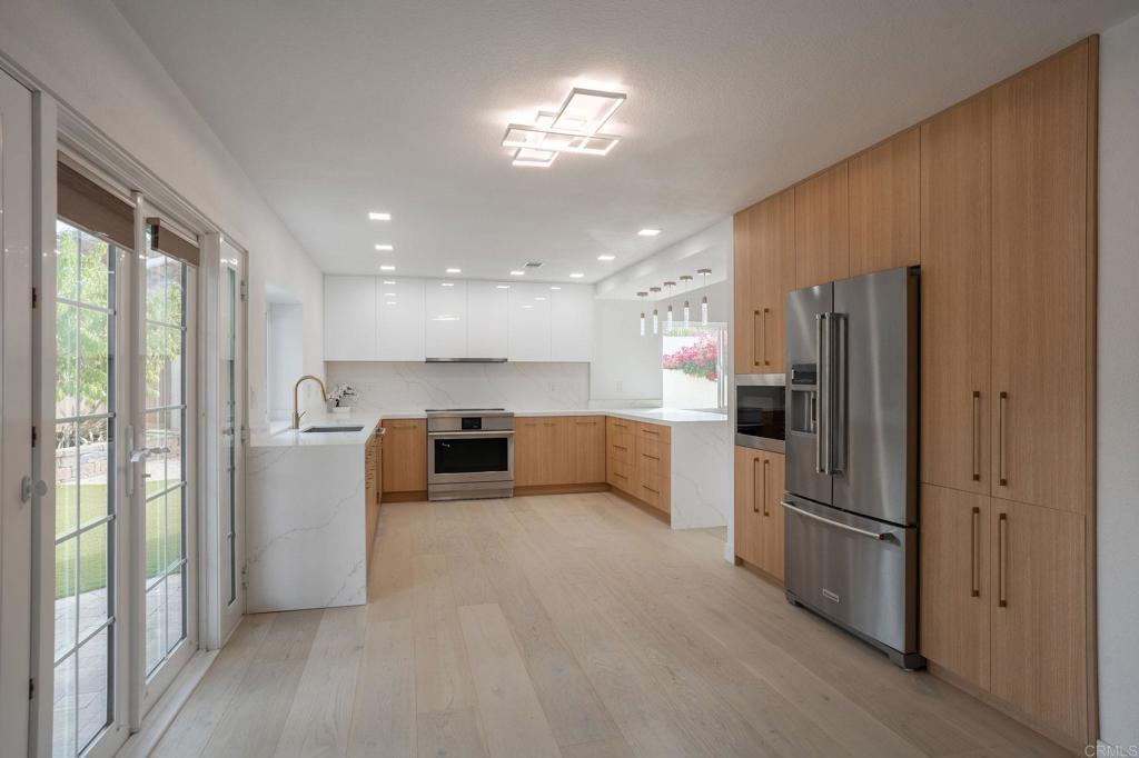 Property Photo:  407 Via Ultimo  CA 92024 