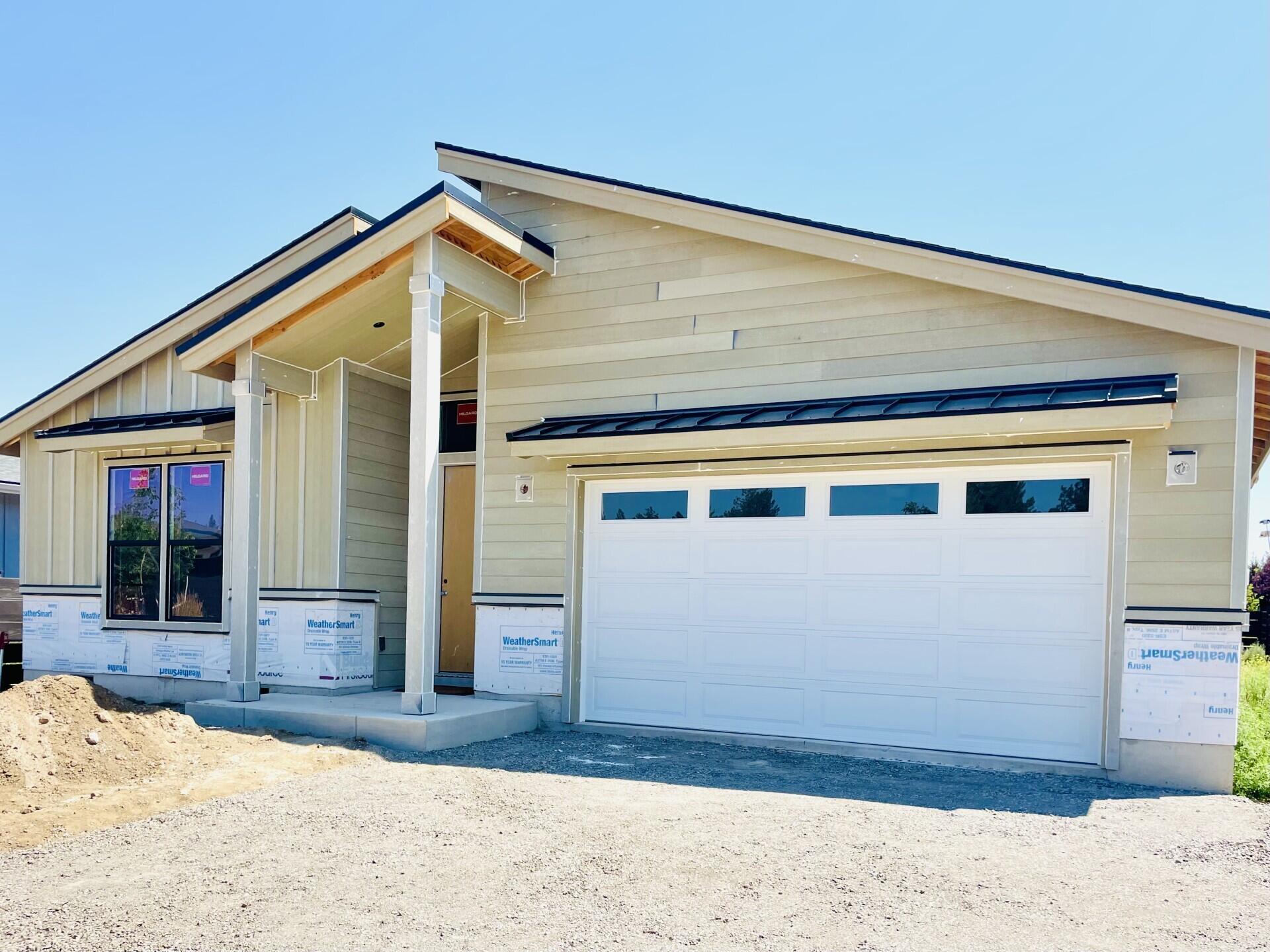 Property Photo: 411 E Diamond Peak Avenue OR 97759