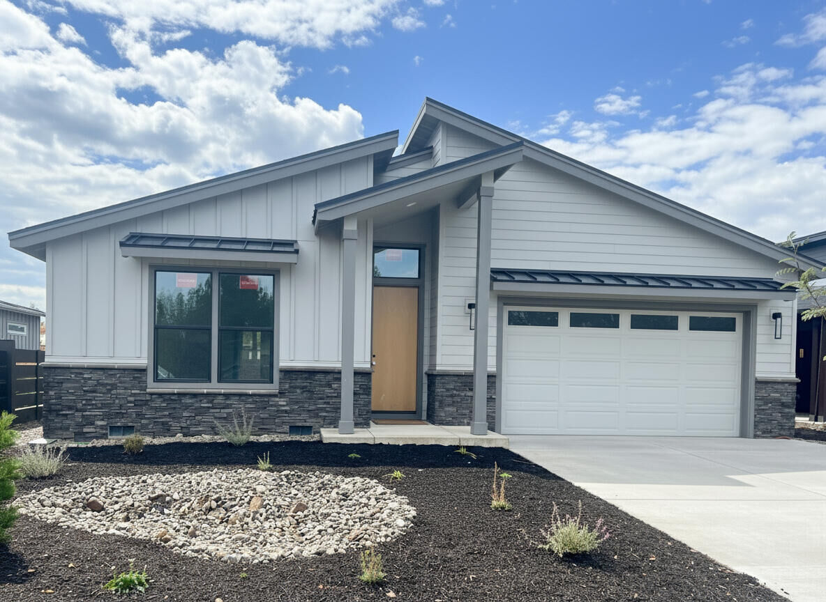 Property Photo: 411 E Diamond Peak Avenue OR 97759