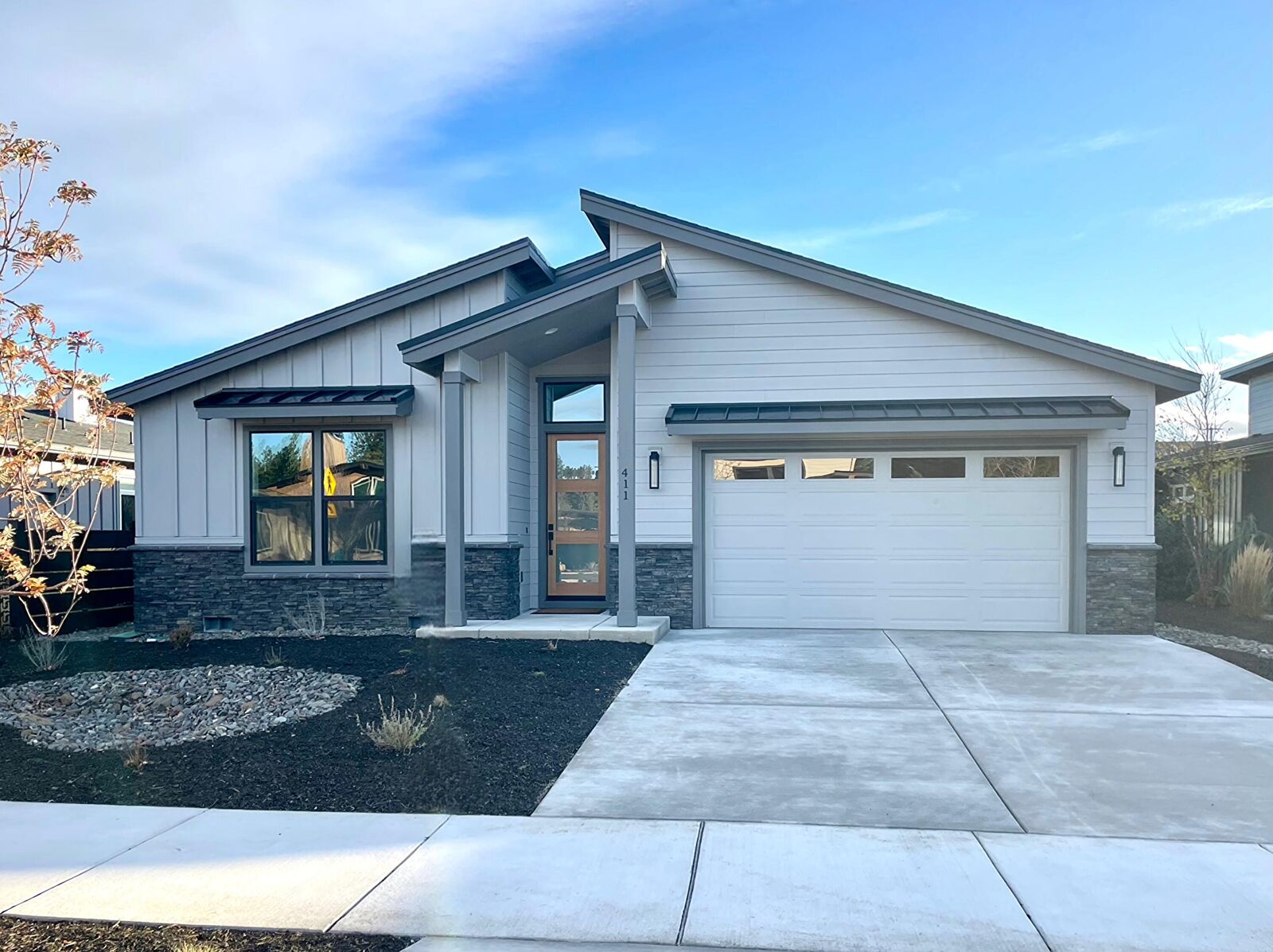 Property Photo:  411 E Diamond Peak Avenue  OR 97759 