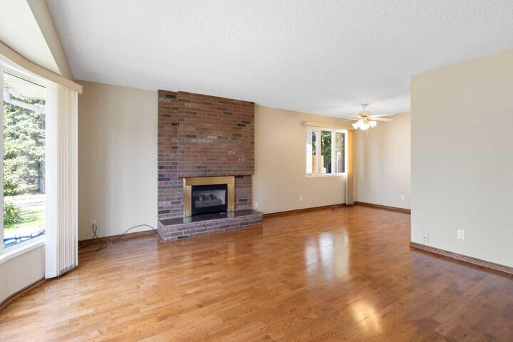 Property Photo: 5003 Vantage Crescent NW AB T3A 1X6