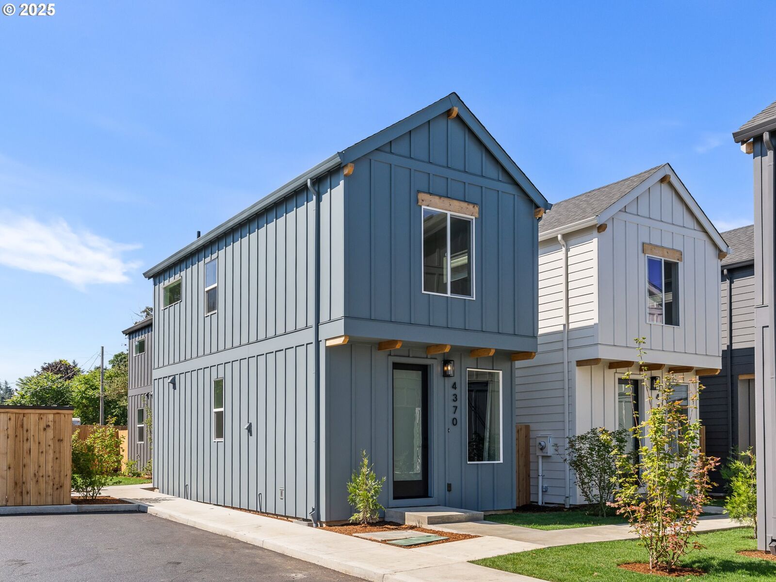 Property Photo: 4370 NE Going St 12 OR 97218