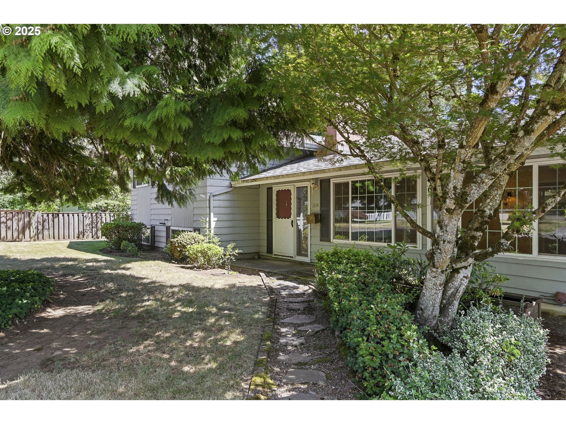 Property Photo: 1314 NW 4th St OR 97030