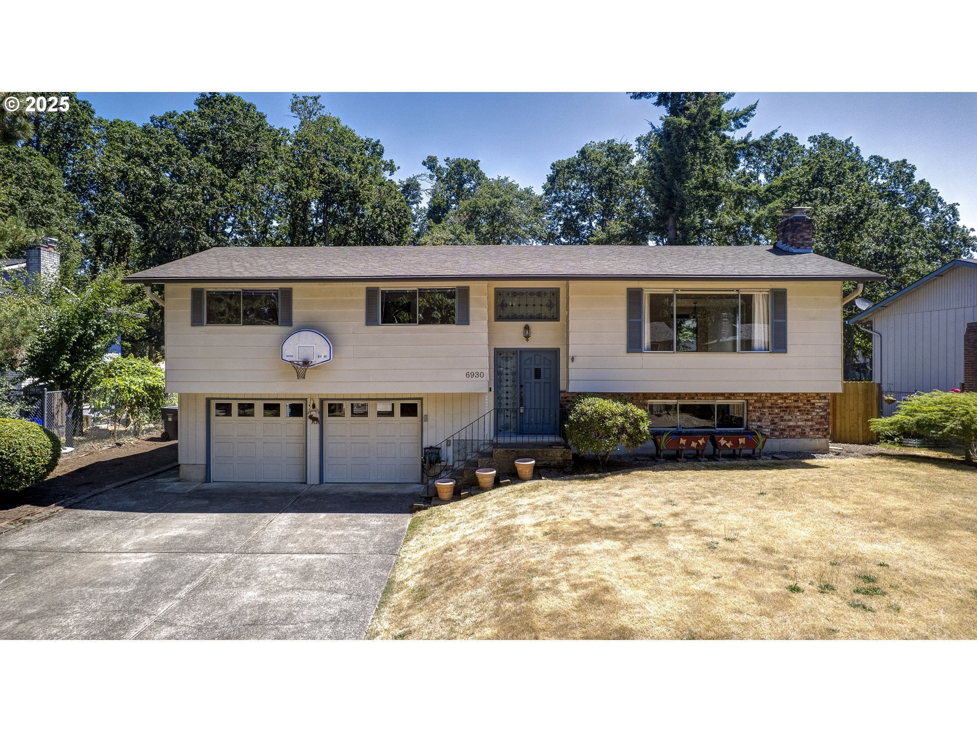 Property Photo:  6930 Oakridge Dr  OR 97027 