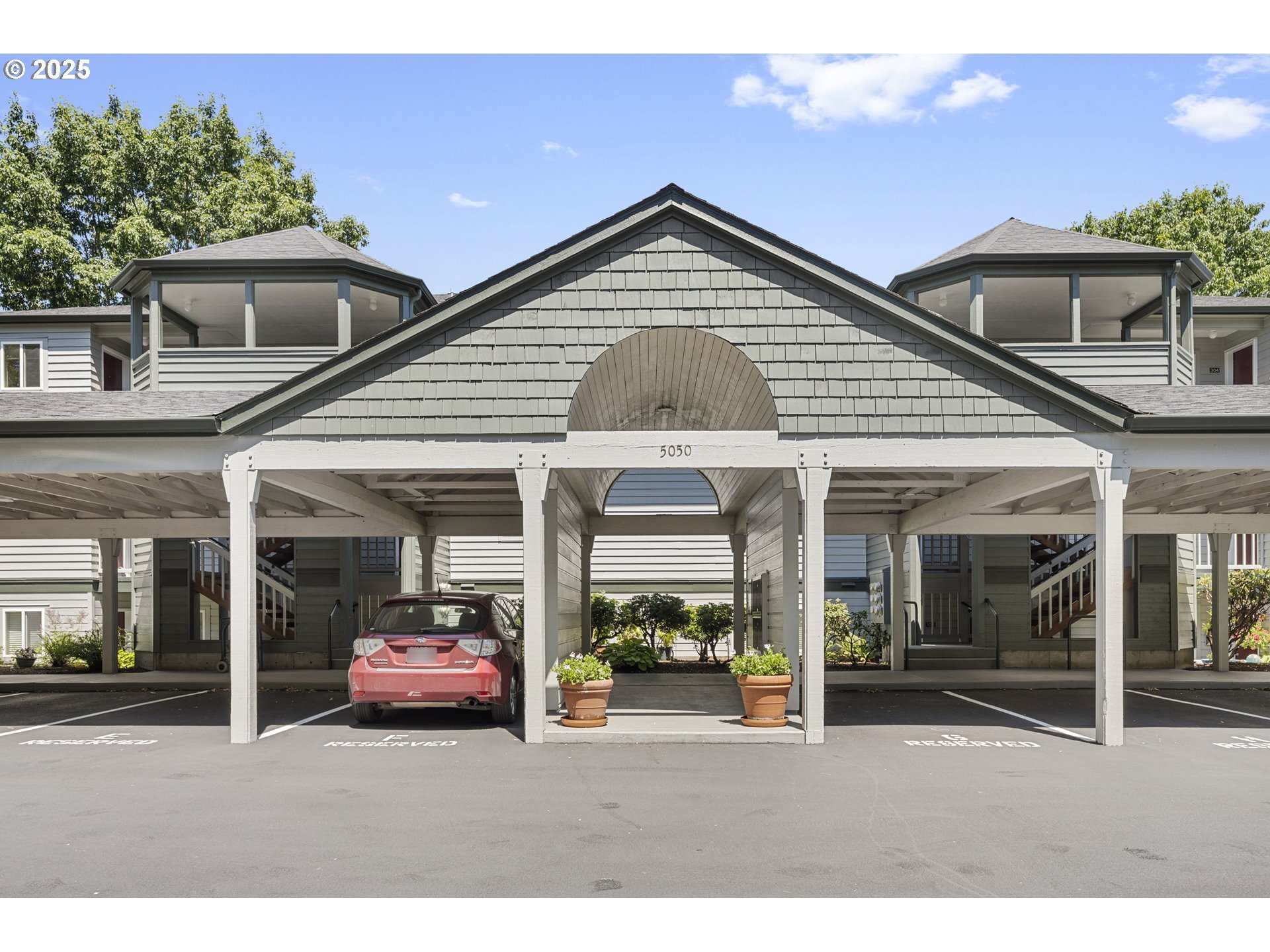 Property Photo:  5050 S Landing Dr 304  OR 97239 