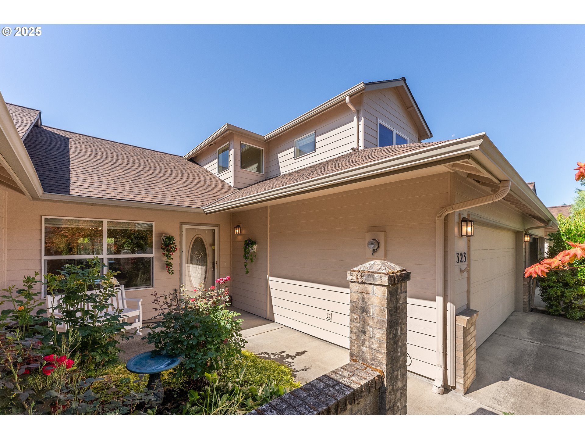 Property Photo: 323 NE Fircrest Pl OR 97128
