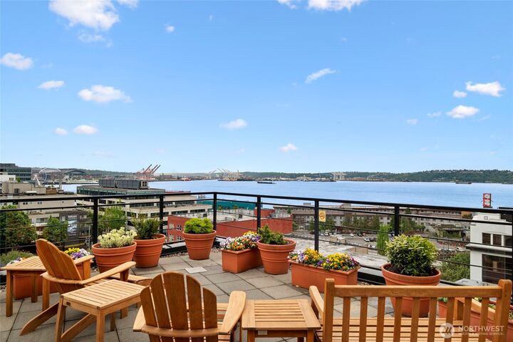 Property Photo:  2607  Western Avenue 202  WA 98121 