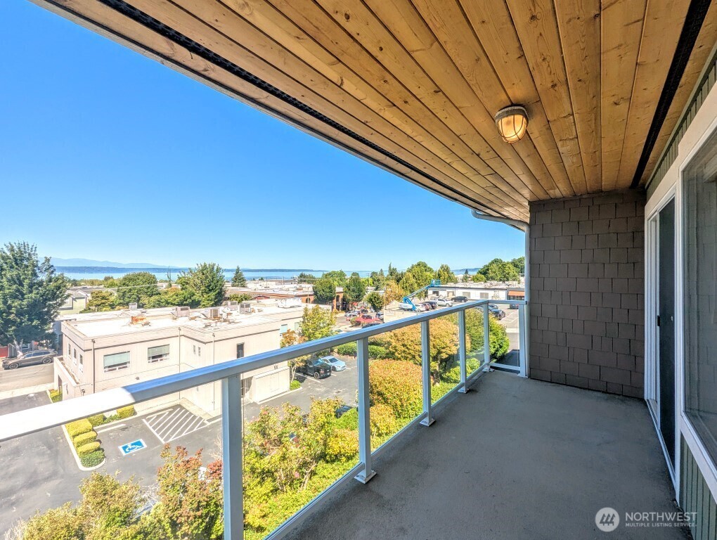 Property Photo:  520  Maple Street 204  WA 98020 