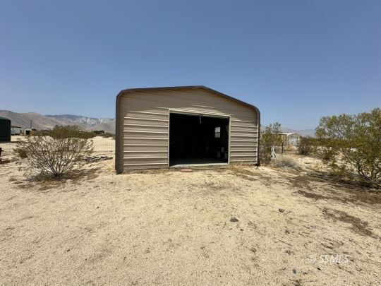 Property Photo: 8028 Arsenault Rd CA 93527