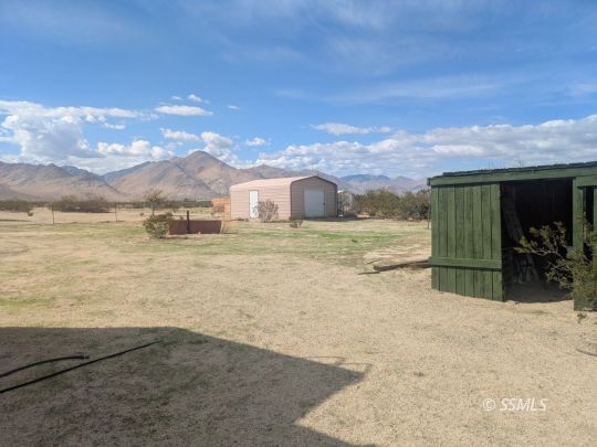 Property Photo: 8028 Arsenault Rd CA 93527